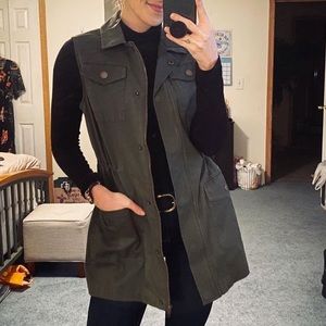 Army green utility vest never worn! Size small